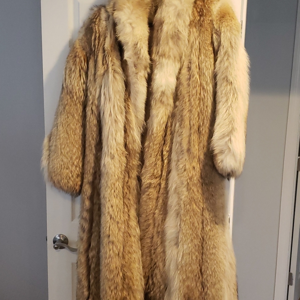 Long-length genuine coyote coat